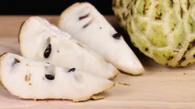 Tahtada gösterilen muhallebi dilimleri.