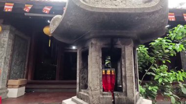 Hanoi tapınağında fenerli taş tapınak.