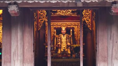 Geleneksel bir Vietnam tapınağının içindeki altın heykel.