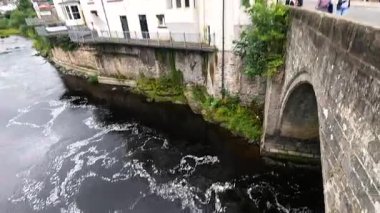 Köprü ve nehir kenarı mimarisinin manzarası
