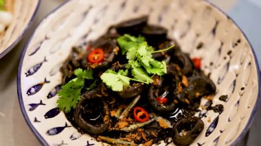 Sebzeli, baharatlı, otlu ve maydanozlu bir tabakta kara balık