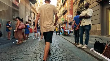 Turistler hareketli Napoli sokak pazarını keşfettiler