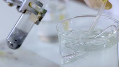 Test tüpünde gaz kabarcıkları oluşturan kimyasal reaksiyon