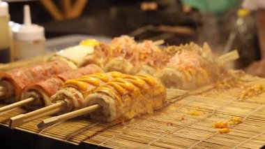 Ao Nang gece pazarında ızgara şiş.