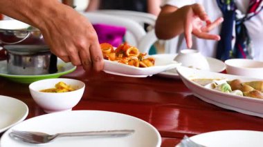 Birlikte kızarmış kalamar yiyoruz.