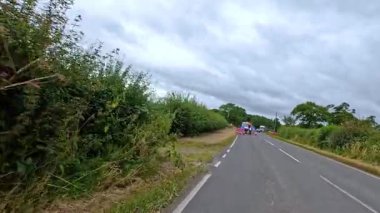 Wrexham 'da kırsal bir yolda giden arabalar