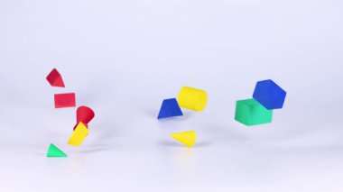 Çeşitli şekiller yuvarlanır ve yüzeye yerleşir.