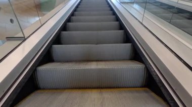 Yukarı doğru hareket eden bir yürüyen merdiven görüntüsü