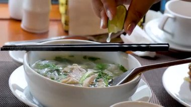 Bir kase fo 'ya limon sıkan biri.