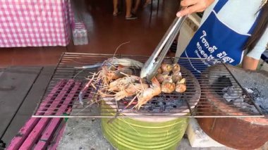 Kömür ateşinde ızgara yapan karides.