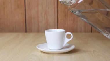 Su beyaz bardağa dolduruluyor.