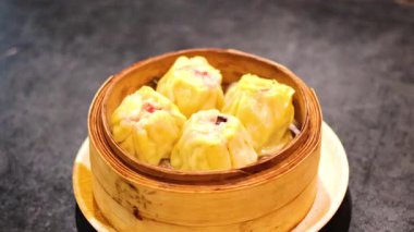 Bambu sepetinde buğulanmış Siu mai hamur tatlısı.
