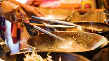 Şef Pad Thai 'yi hareketli pazarda hazırlıyor.