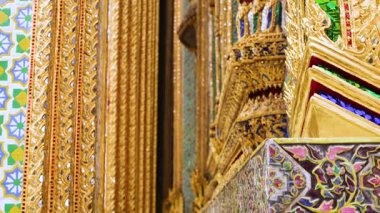 Karmaşık altın ve renkli tapınak mimarisi