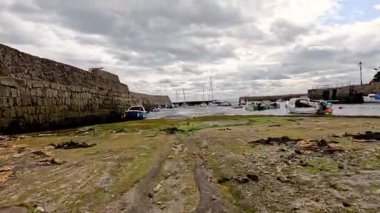 Dalgalar çekildiğinde tekne iskeleye yanaştı.