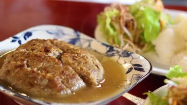 Geleneksel Vietnam yemeği masada sunuluyor.