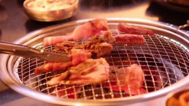 Et ızgarada kızartılıyor.