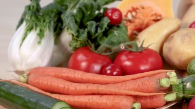 Canlı bir taze sebze çeşidi. Görsel olarak çekici bir kompozisyonda düzenlenmiş. Doğal renkler ve dokular sergileniyor.