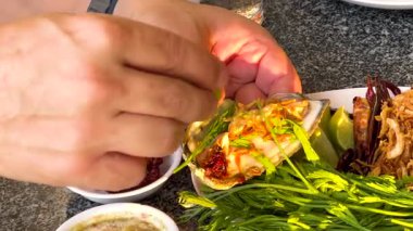 Eller istiridyeleri otlar ve baharatlarla hazırlıyor