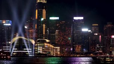 Hong Kong siluetinde renkli ışık gösterisi