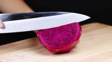 Bir ejderha meyvesini dilimlemek.