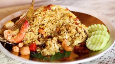 Karides ve sebzeli nefis ananas pilavı.