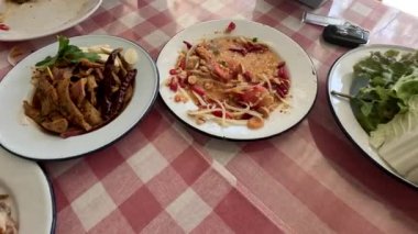 Çeşitli yemeklerle geleneksel Tayland yemeği.