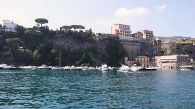 Botlar Sorrento 'nun pitoresk rıhtımına yanaştı.