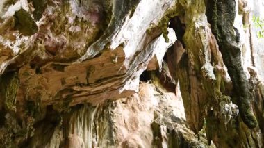 Turistler Tayland 'daki çarpıcı mağara oluşumlarına hayrandır.