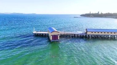 İnsansız hava aracı Bellarine, Victoria 'da berrak gökyüzünün altında turkuaz denize uzanan sakin bir iskele yakalıyor.