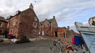 Bot Crail 'deki tarihi binaların yakınına yanaşmış.