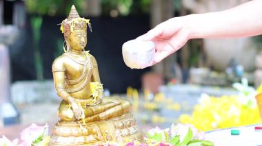 Altın bir Buda heykeli için sıralı su sunumu