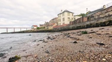 Dalgalar yavaşça kayalık kıyıya çarpar