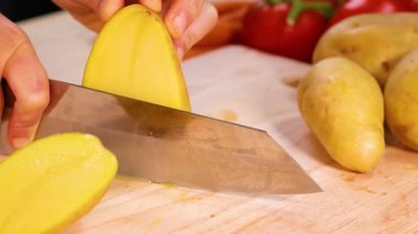 Patatesleri bıçakla dilimlemek.