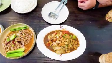 Bir masada paylaşılan lezzetli Tayland yemekleri.