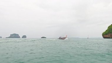 Tekne Krabi adaları yakınlarında okyanusu aşıyor.