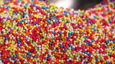 Bir kaşık dolusu canlı çikolata parçacıkları.