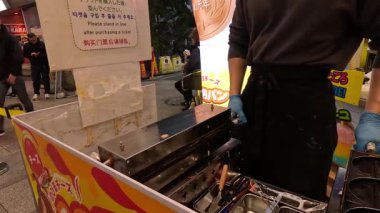 Bir sokak tezgahında peynirli krep hazırlıyorum..