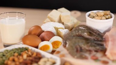 Siyah arka planda protein gıdalarının çeşitliliği