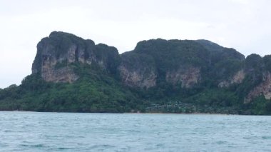 Railay Beach, Krabi, Tayland 'daki kayalıkların ve okyanusun panoramik manzarası