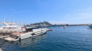 Monte Carlo rıhtımına yanaşan tekne ve yatlar