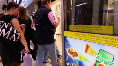 Metroya binen ve çıkan insanlar.