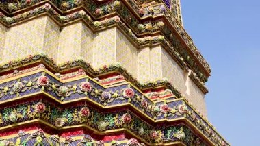 Bangkok, Tayland 'daki süslü tapınak stupasının ayrıntılı görüntüsü