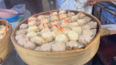 Haşlanmış karides ve domuz eti aperatifleri hazırlanıyor.