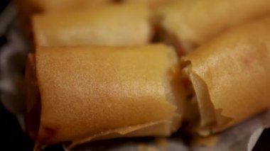 Bir tabakta yuvarlanan böreklerin yakın çekimi