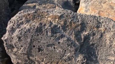 Dalgalar iskelenin yakınındaki kayalara çarpıyor.