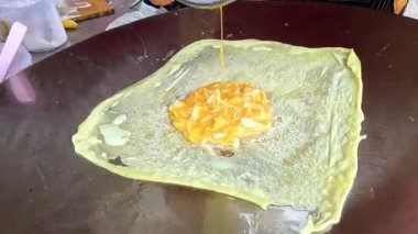 Geleneksel Tayland sokak yemeklerinin pişirme süreci