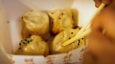 Çubuklar bir kutudan lezzetli çörekler topluyor.