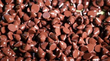 Çikolata parçalarını titizlikle ayırıyorum.