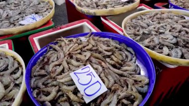 Çeşitli karides grupları sınıflandırılıyor veya satılıyor